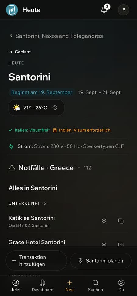 Ein Smartphone mit dem Tagesplan für Santorin samt Wetter und offline verfügbaren Notrufnummern.