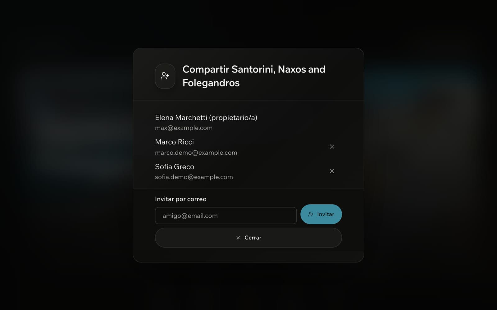 Un diálogo para compartir el viaje por Grecia con la persona propietaria del viaje y dos acompañantes de viaje, y un campo para invitar por correo electrónico.