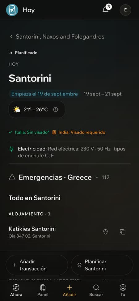 Un móvil mostrando el plan de hoy en Santorini con el tiempo y los teléfonos de emergencia disponibles sin conexión.