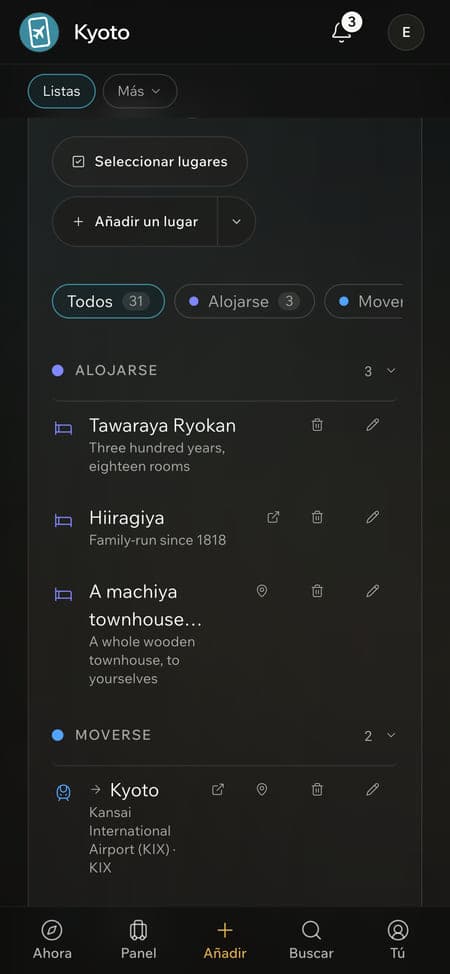 Una lista seleccionada de alojamientos y restaurantes de Kioto en un móvil, cada uno con una breve descripción.