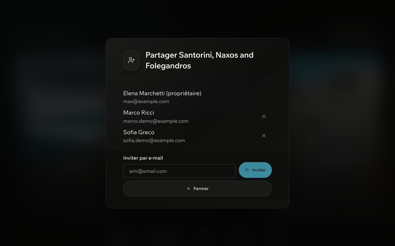 Une fenêtre de partage du voyage en Grèce listant la personne propriétaire du voyage et deux personnes invitées, avec un champ d'invitation par e-mail.