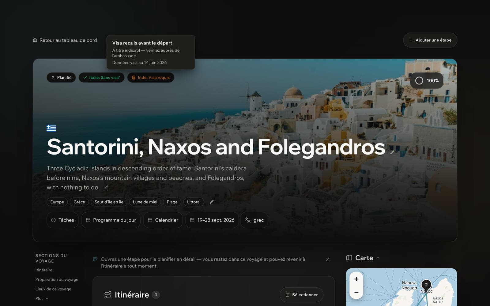 Page d'un voyage dans les îles grecques avec deux verdicts de visa en tête de page : une pastille verte « sans visa » pour l'Italie à côté d'une pastille jaune « visa requis » pour l'Inde — le même voyage jugé pour deux passeports, avec la date des données visas dans l'infobulle ouverte.