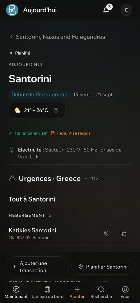 Un téléphone affichant le programme du jour à Santorin avec la météo et les numéros d'urgence disponibles hors ligne.
