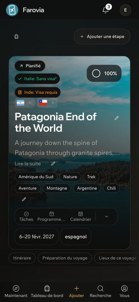 La page du voyage en Patagonie sur un téléphone : photo de couverture, les pastilles de visa pour deux passeports, le titre et les thèmes du voyage.