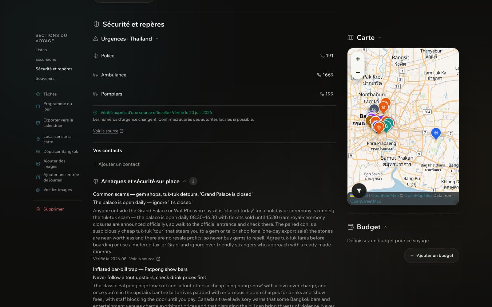Un panneau arnaques et sécurité sur place pour Bangkok, listant les arnaques courantes avec des conseils et des sources citées.