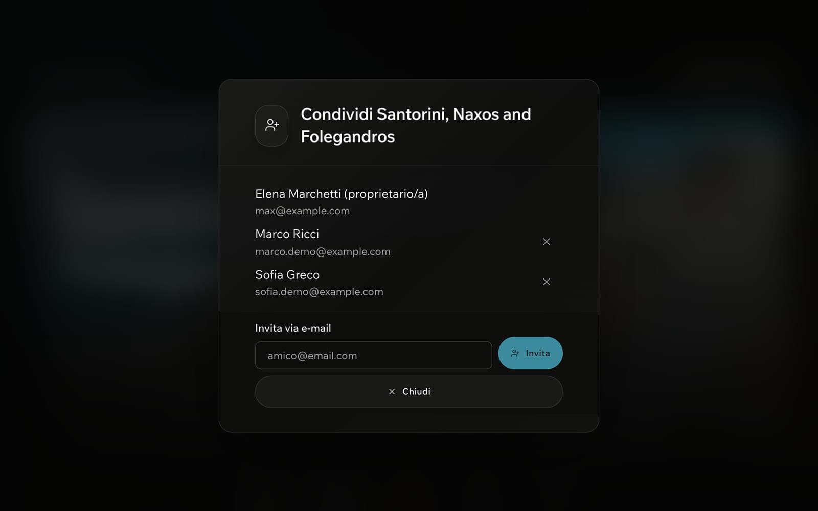 Una finestra di condivisione del viaggio in Grecia con la persona proprietaria del viaggio e due persone invitate, e un campo per invitare via e-mail.