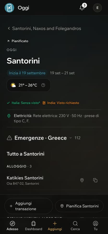 Uno smartphone che mostra il programma di oggi a Santorini con il meteo e i numeri di emergenza disponibili offline.