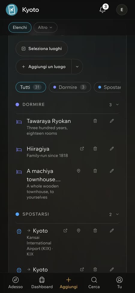 Un elenco selezionato di alloggi e ristoranti di Kyoto su uno smartphone, ciascuno con una breve descrizione.